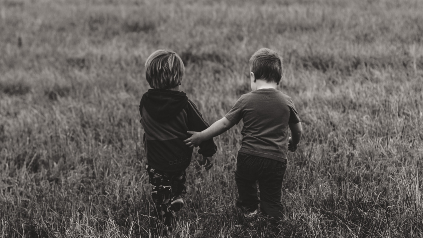 Amitié, Enfant, Champ, L'herbe de la Famille, Noir et Blanc. Wallpaper in 1366x768 Resolution