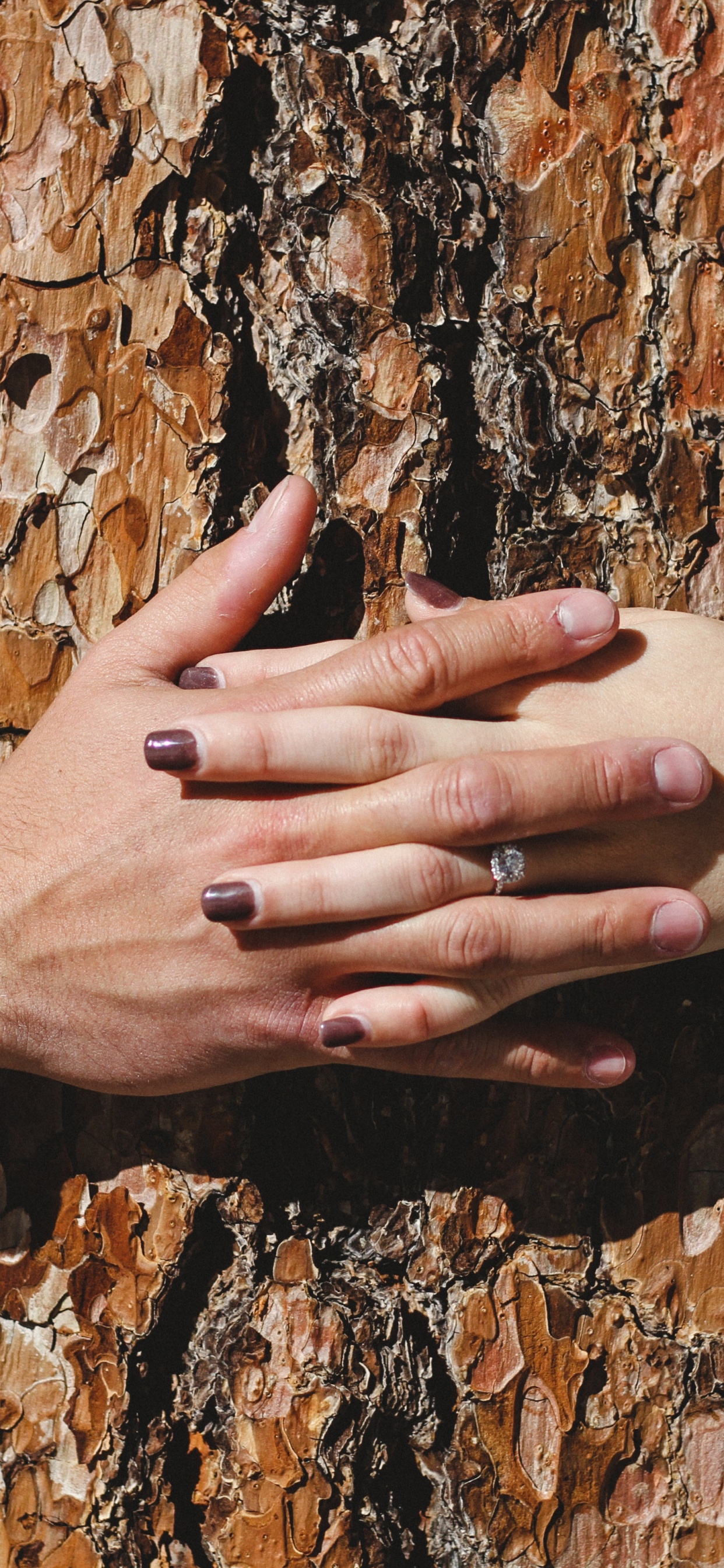 Person im Grauen Langarmhemd Mit Silbernem Ring. Wallpaper in 1242x2688 Resolution