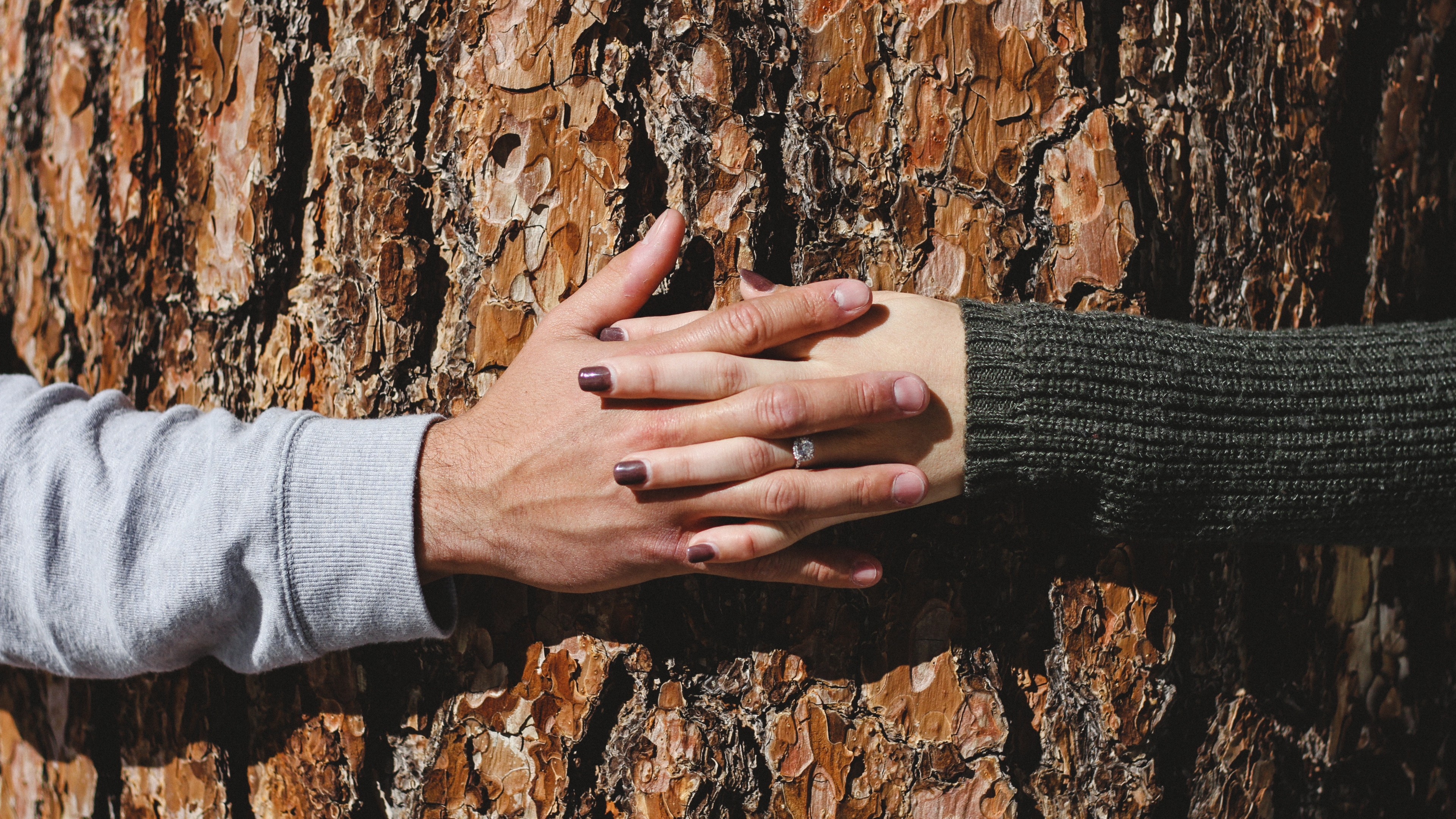 Person im Grauen Langarmhemd Mit Silbernem Ring. Wallpaper in 3840x2160 Resolution