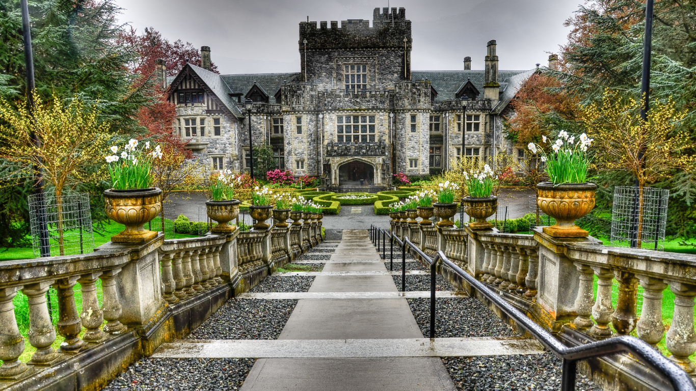 Grey Concrete Building With Green Plants. Wallpaper in 1366x768 Resolution