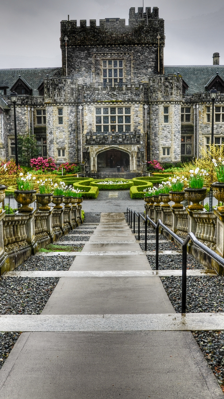 Grey Concrete Building With Green Plants. Wallpaper in 750x1334 Resolution