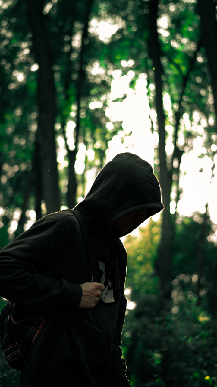 Man in Black Hoodie Debout Dans la Forêt Pendant la Journée. Wallpaper in 720x1280 Resolution