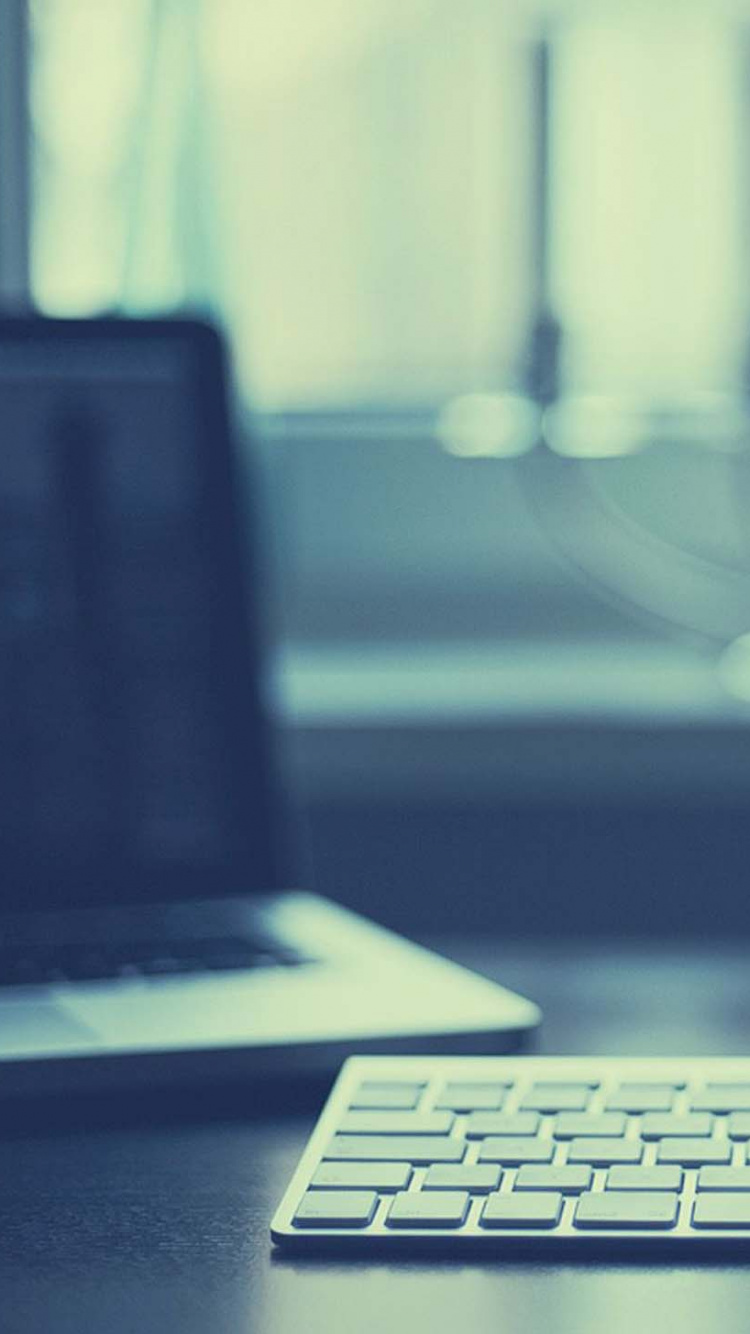 Silber-weiße Computertastatur. Wallpaper in 750x1334 Resolution