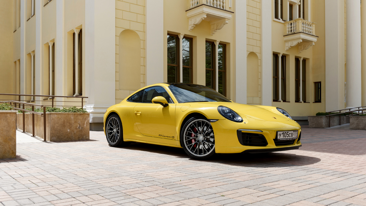 Gelber Lamborghini Aventador Vor Weißem Gebäude Geparkt. Wallpaper in 1280x720 Resolution