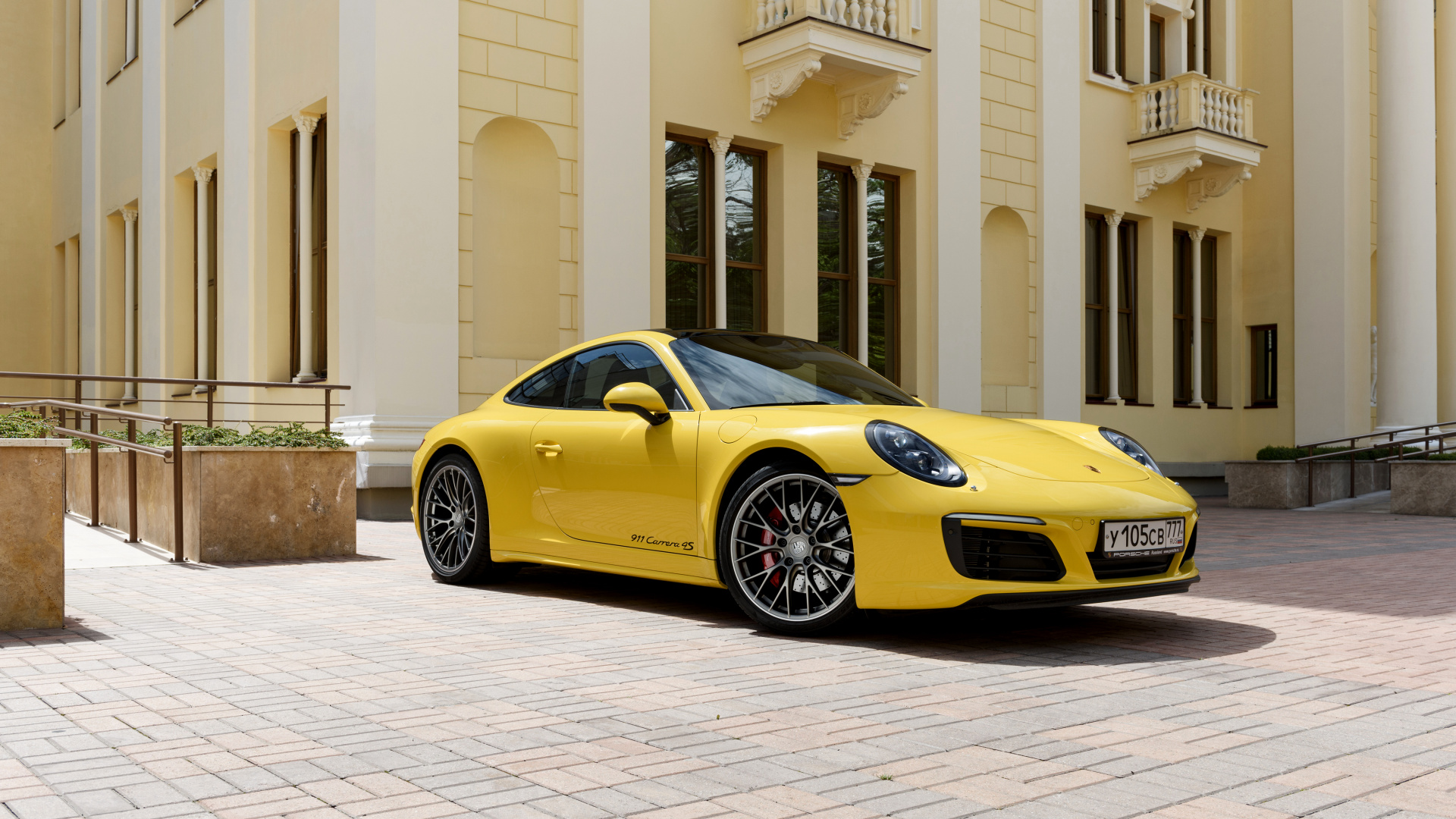 Lamborghini Aventador Jaune Garée Devant un Bâtiment Blanc. Wallpaper in 1920x1080 Resolution