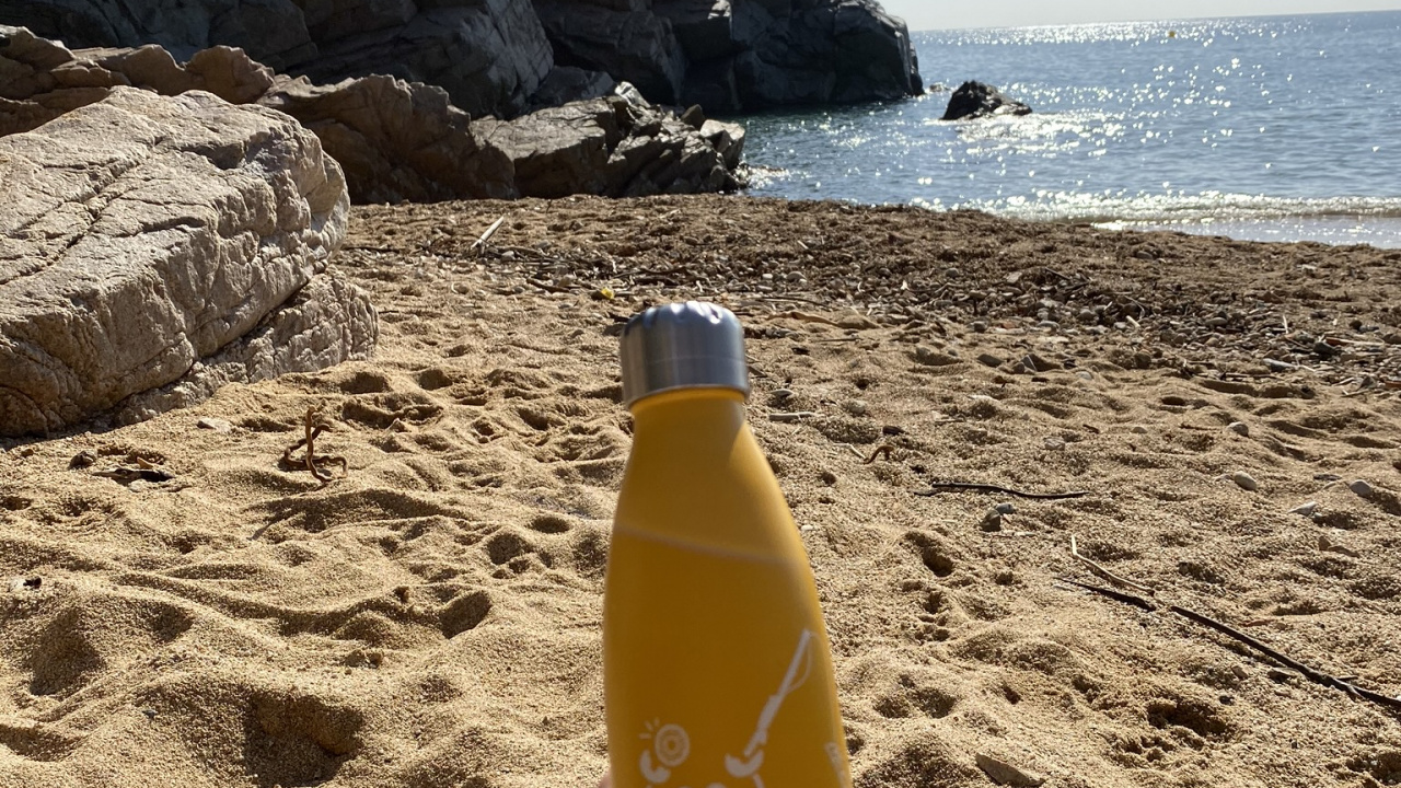 Strand, Tourismus, Wasser, Sun Tanning, Flasche. Wallpaper in 1280x720 Resolution