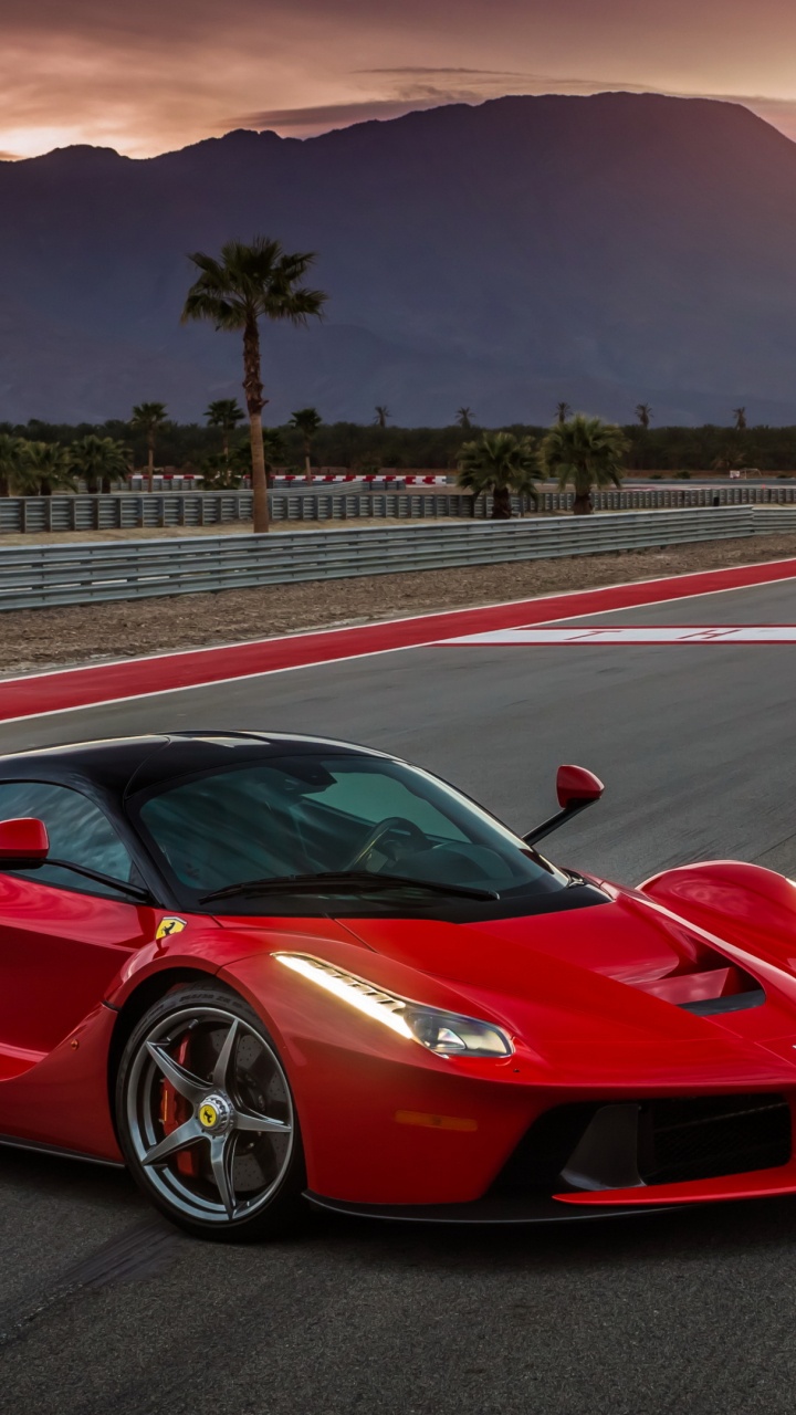 Roter Ferrari 458 Italia Tagsüber Unterwegs. Wallpaper in 720x1280 Resolution