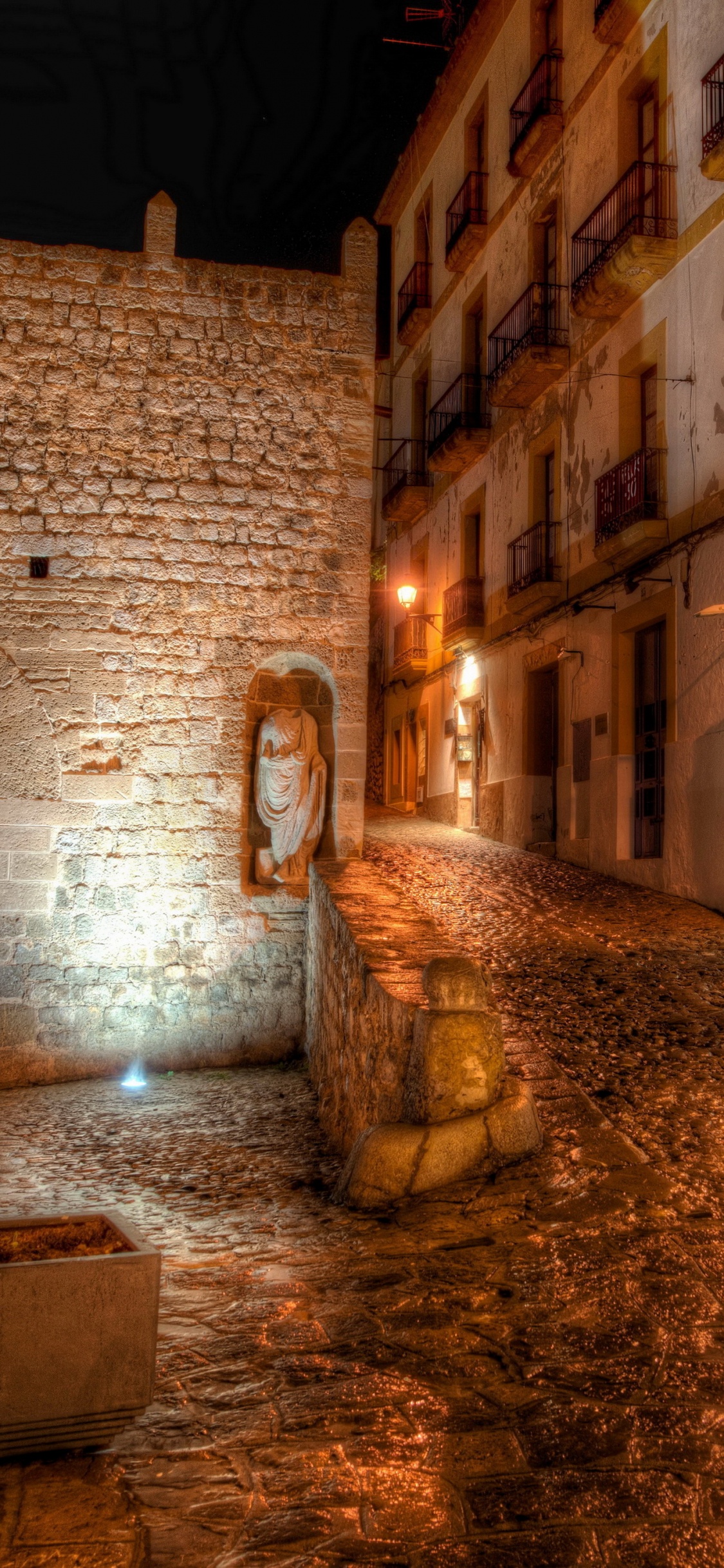 Edificio de Ladrillo Marrón Con Fuente de Agua Durante la Noche. Wallpaper in 1125x2436 Resolution