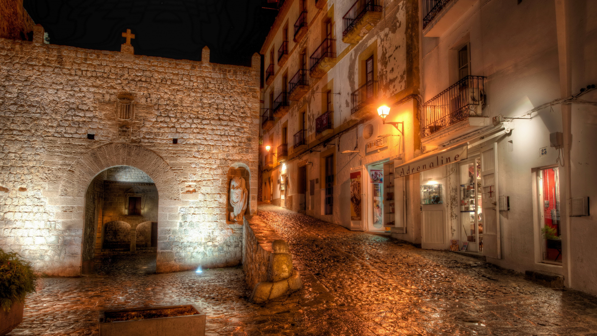 Edificio de Ladrillo Marrón Con Fuente de Agua Durante la Noche. Wallpaper in 1920x1080 Resolution