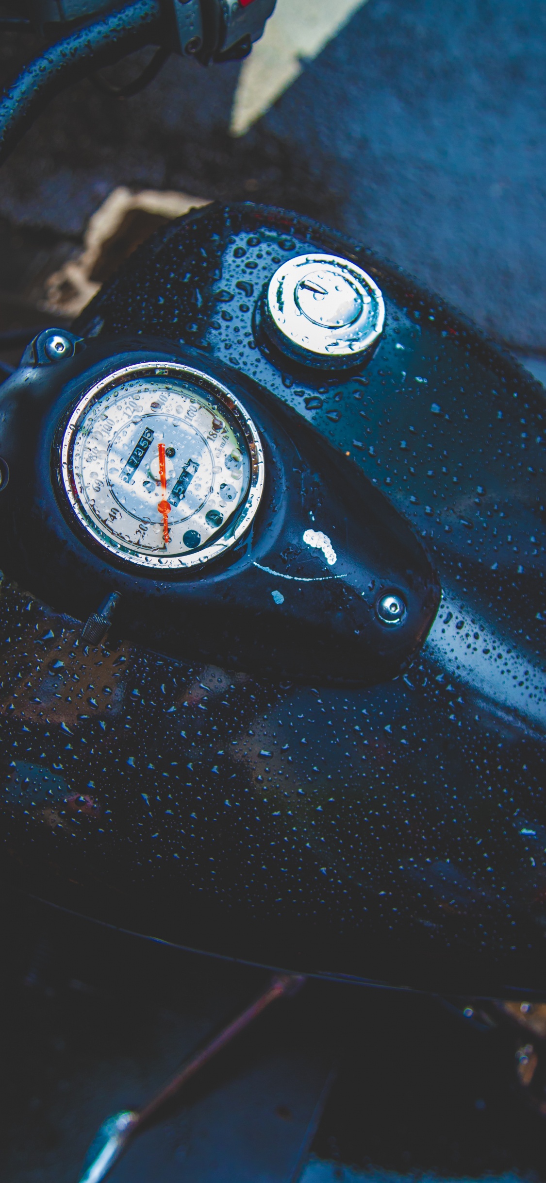 Compteur de Vitesse Moto Noir et Argent. Wallpaper in 1125x2436 Resolution