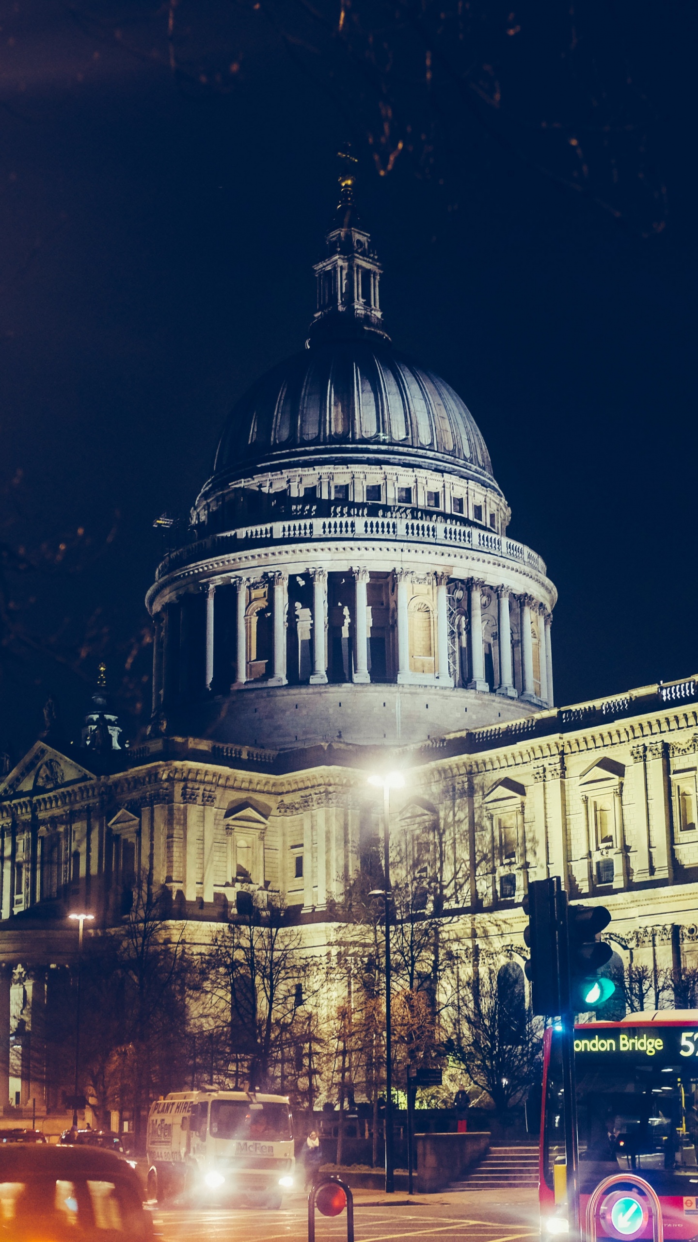 Voitures Sur Route Près du Bâtiment Pendant la Nuit. Wallpaper in 1440x2560 Resolution