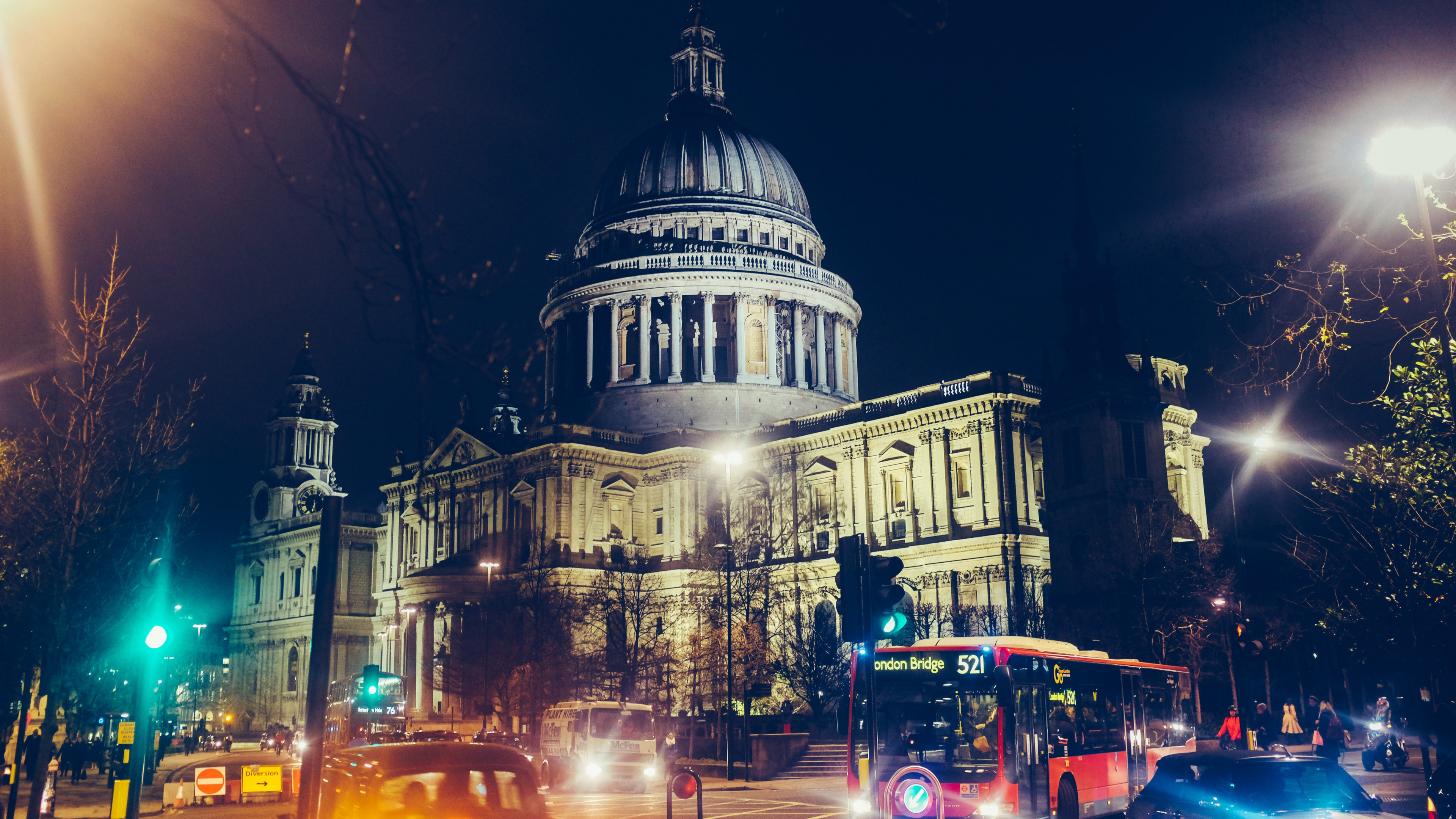 Voitures Sur Route Près du Bâtiment Pendant la Nuit. Wallpaper in 3840x2160 Resolution
