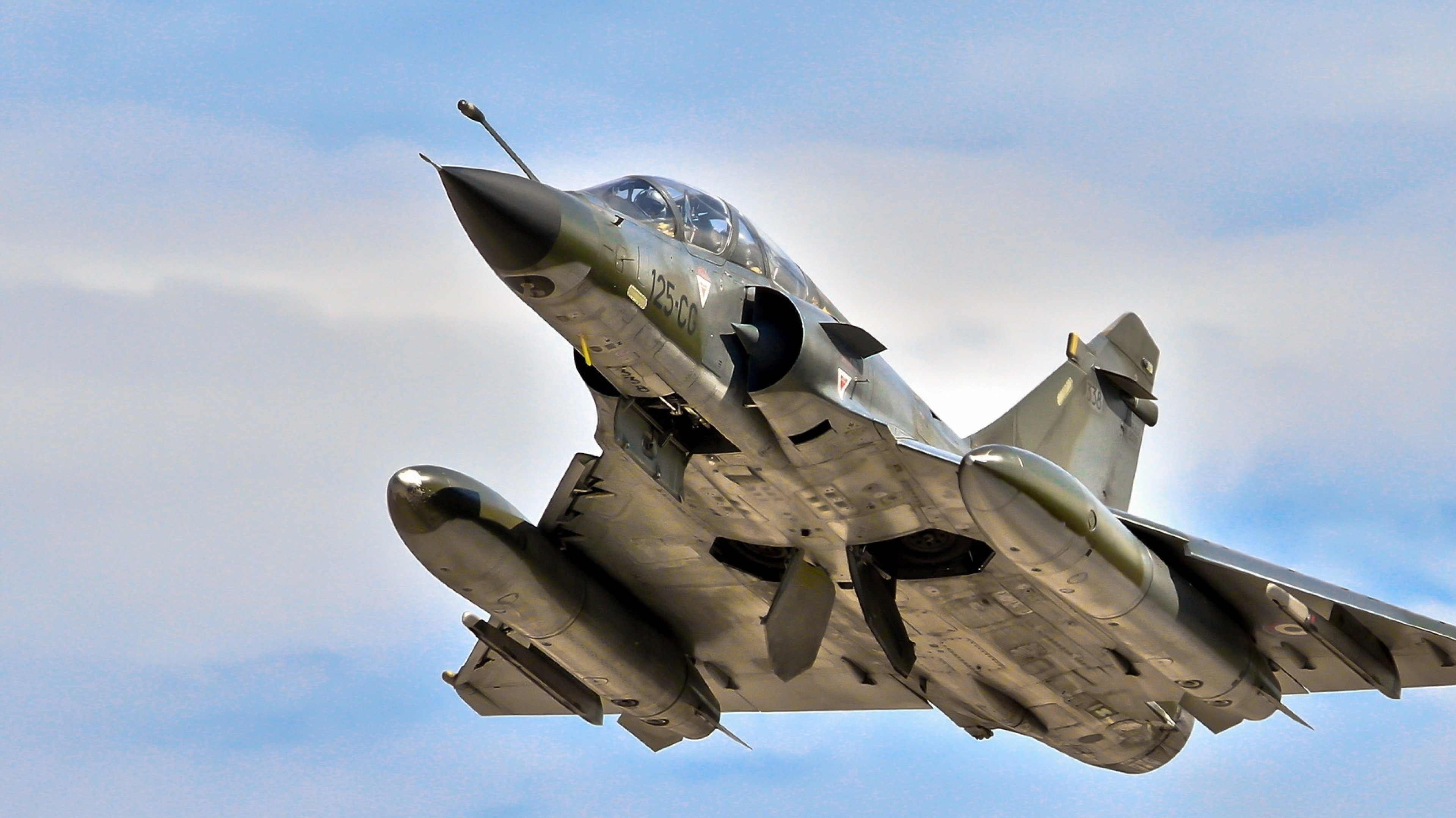 Grauer Kampfjet in Der Luft Tagsüber Air. Wallpaper in 3840x2160 Resolution