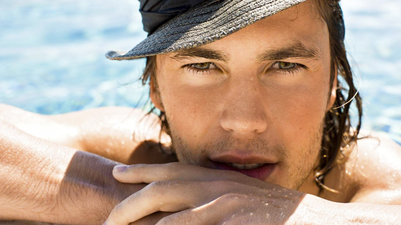 Taylor Kitsch, Actor, Entrecejo, el Bronceado, de Cerca. Wallpaper in 1366x768 Resolution