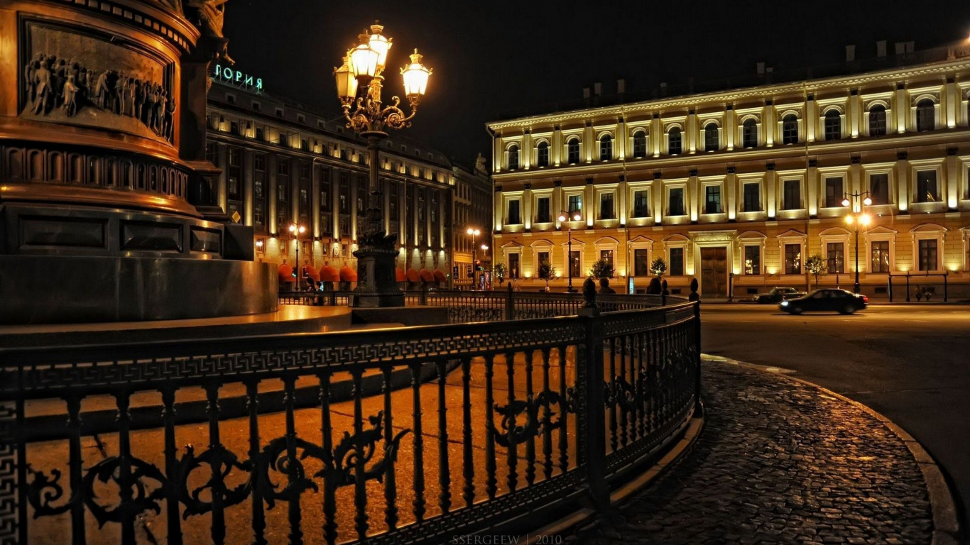 Clôture en Métal Noir Près D'un Bâtiment en Béton Blanc Pendant la Nuit. Wallpaper in 1366x768 Resolution