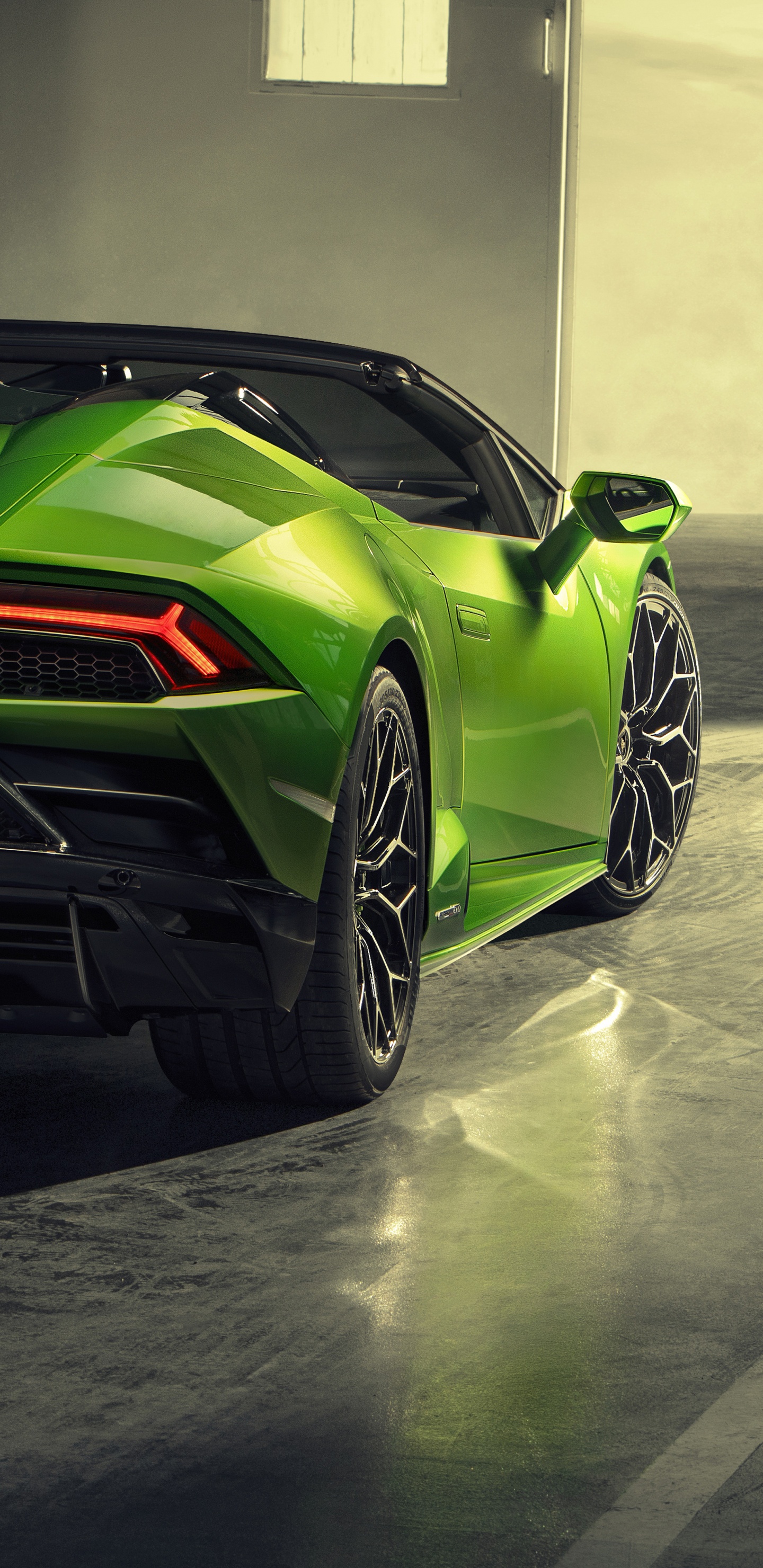 Green and Black Porsche 911. Wallpaper in 1440x2960 Resolution