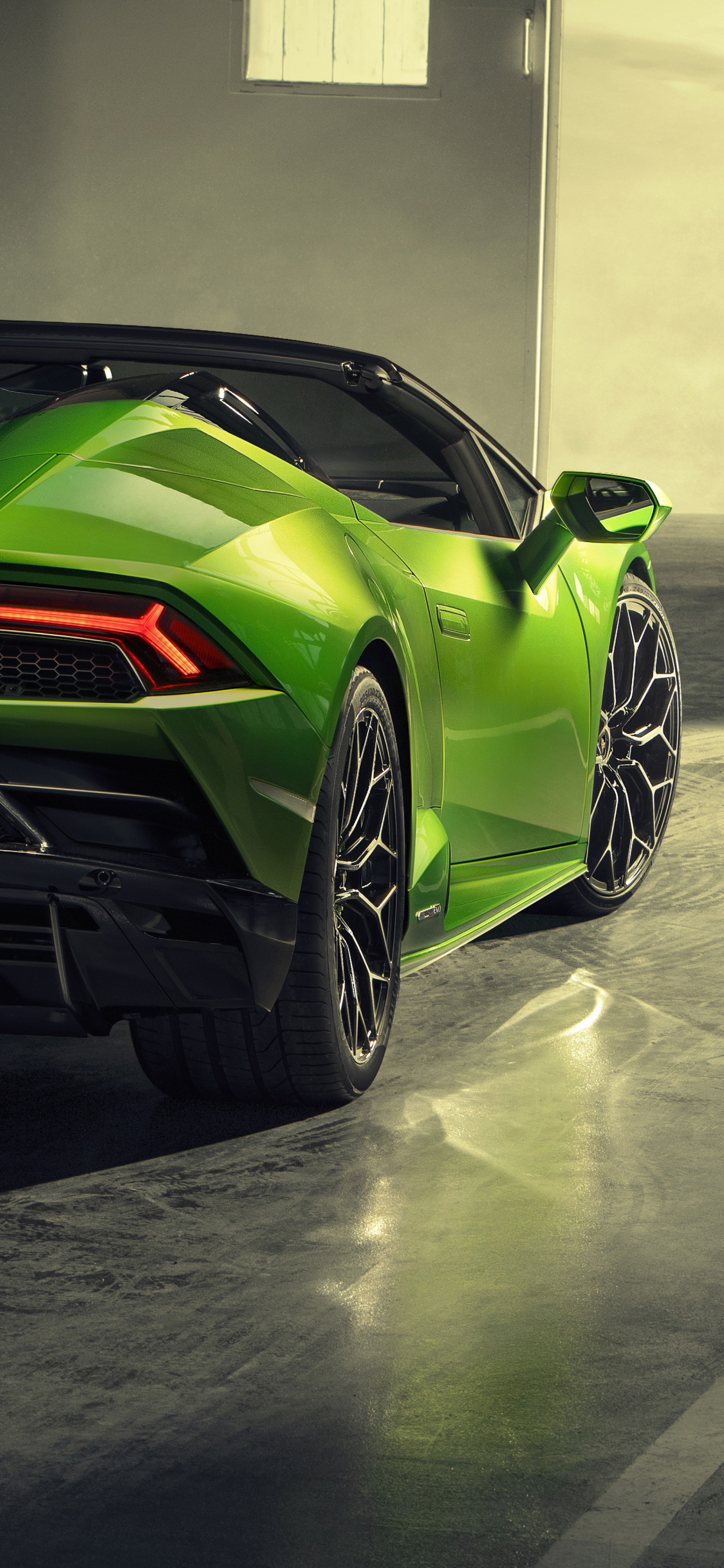 Porsche 911 Verte et Noire. Wallpaper in 1125x2436 Resolution