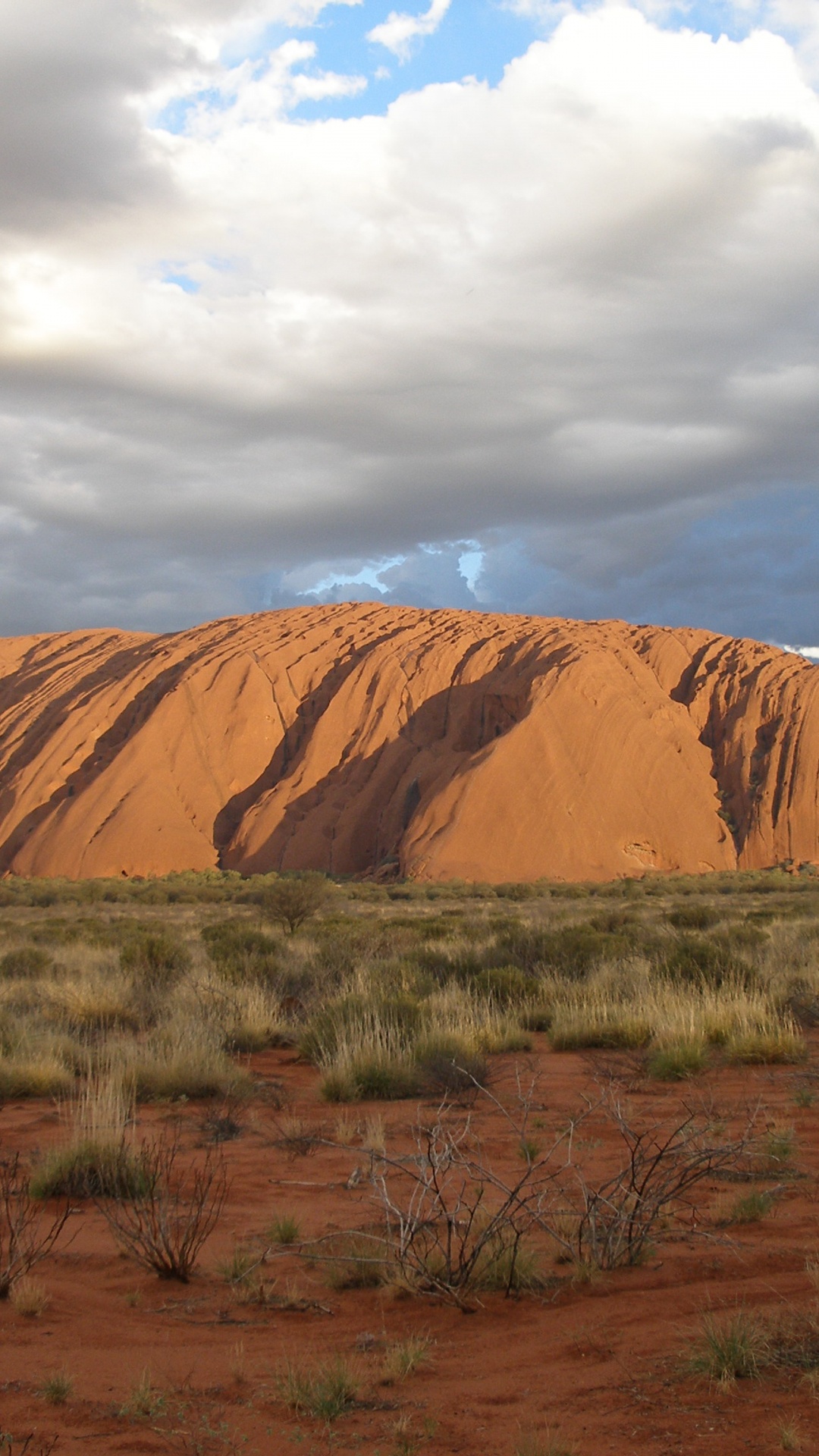 Montagne Brune Sous Des Nuages Blancs Pendant la Journée. Wallpaper in 1080x1920 Resolution