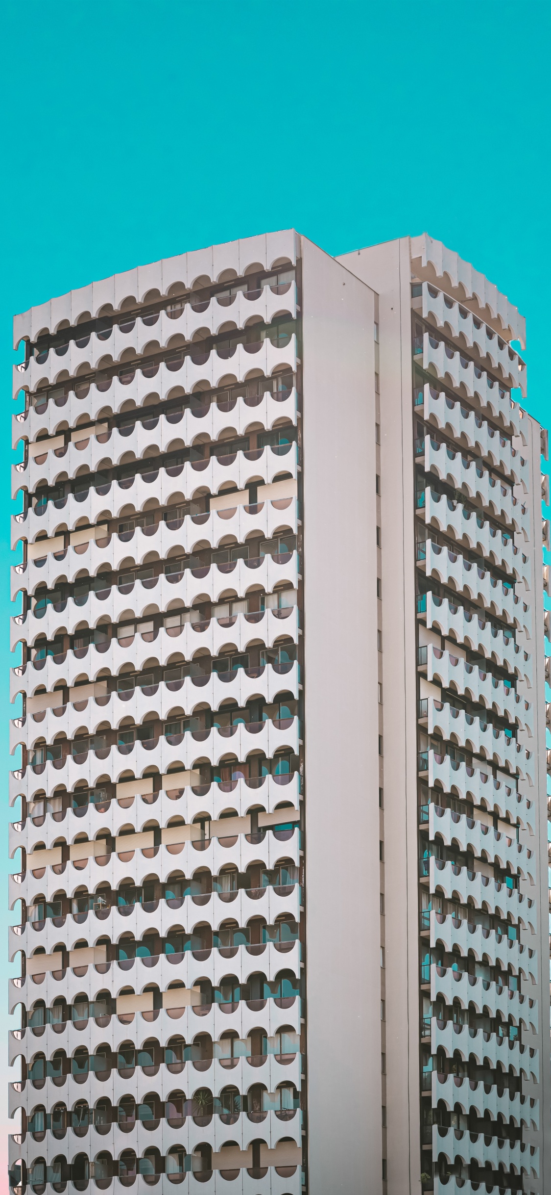 Bâtiment en Béton Blanc Sous Ciel Bleu Pendant la Journée. Wallpaper in 1125x2436 Resolution