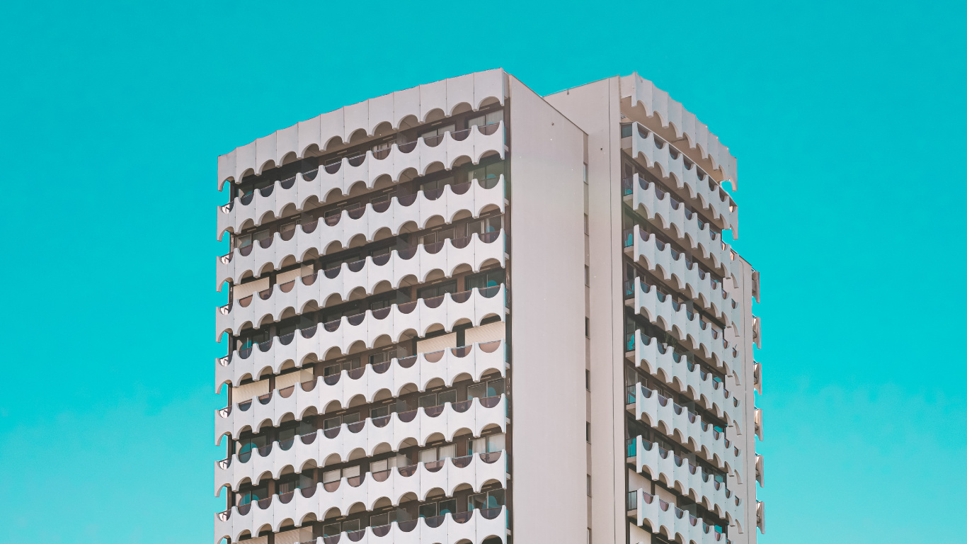 Bâtiment en Béton Blanc Sous Ciel Bleu Pendant la Journée. Wallpaper in 1366x768 Resolution