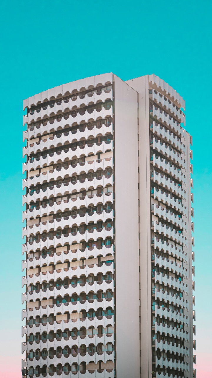 Bâtiment en Béton Blanc Sous Ciel Bleu Pendant la Journée. Wallpaper in 720x1280 Resolution