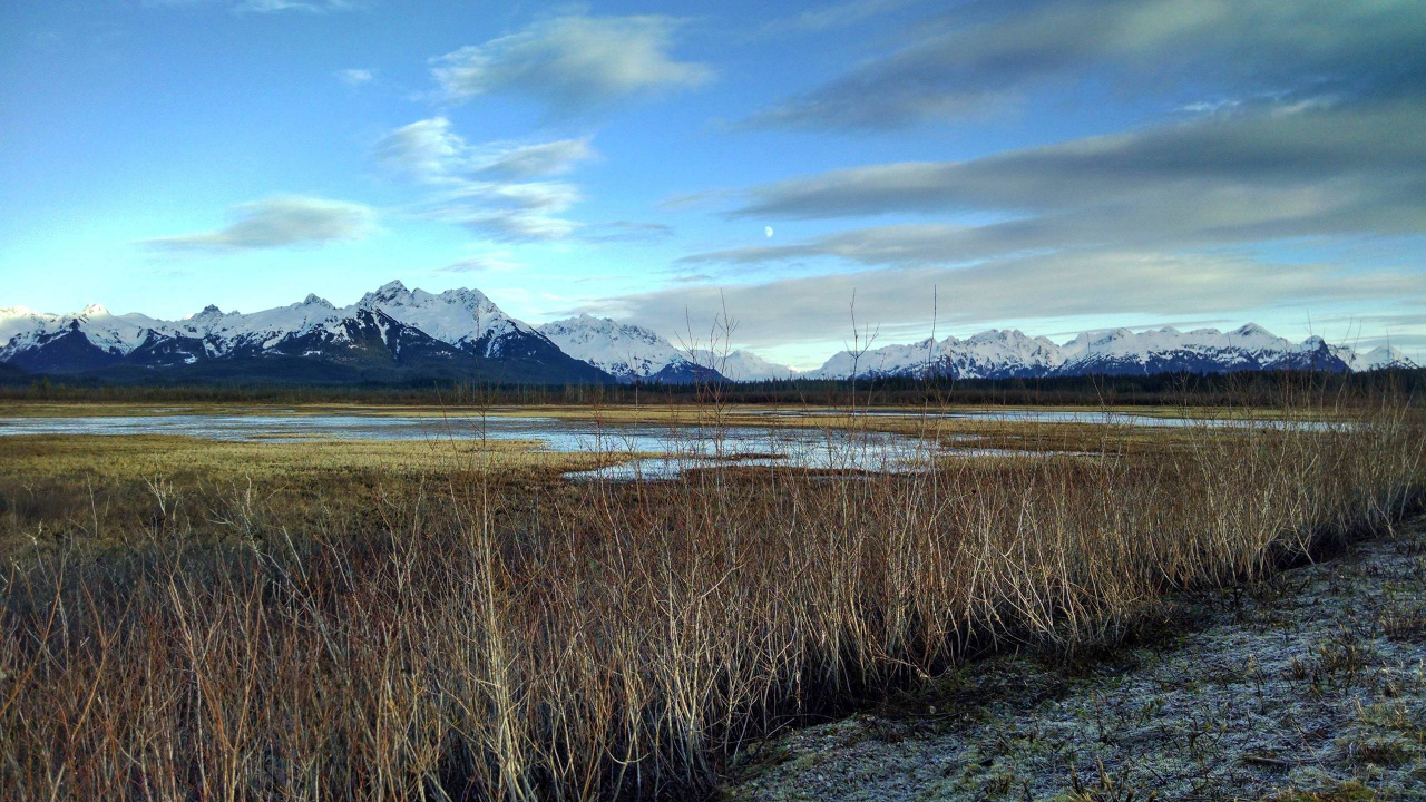 Brown Grass Field Near Lake Under Blue Sky During Daytime. Wallpaper in 1280x720 Resolution