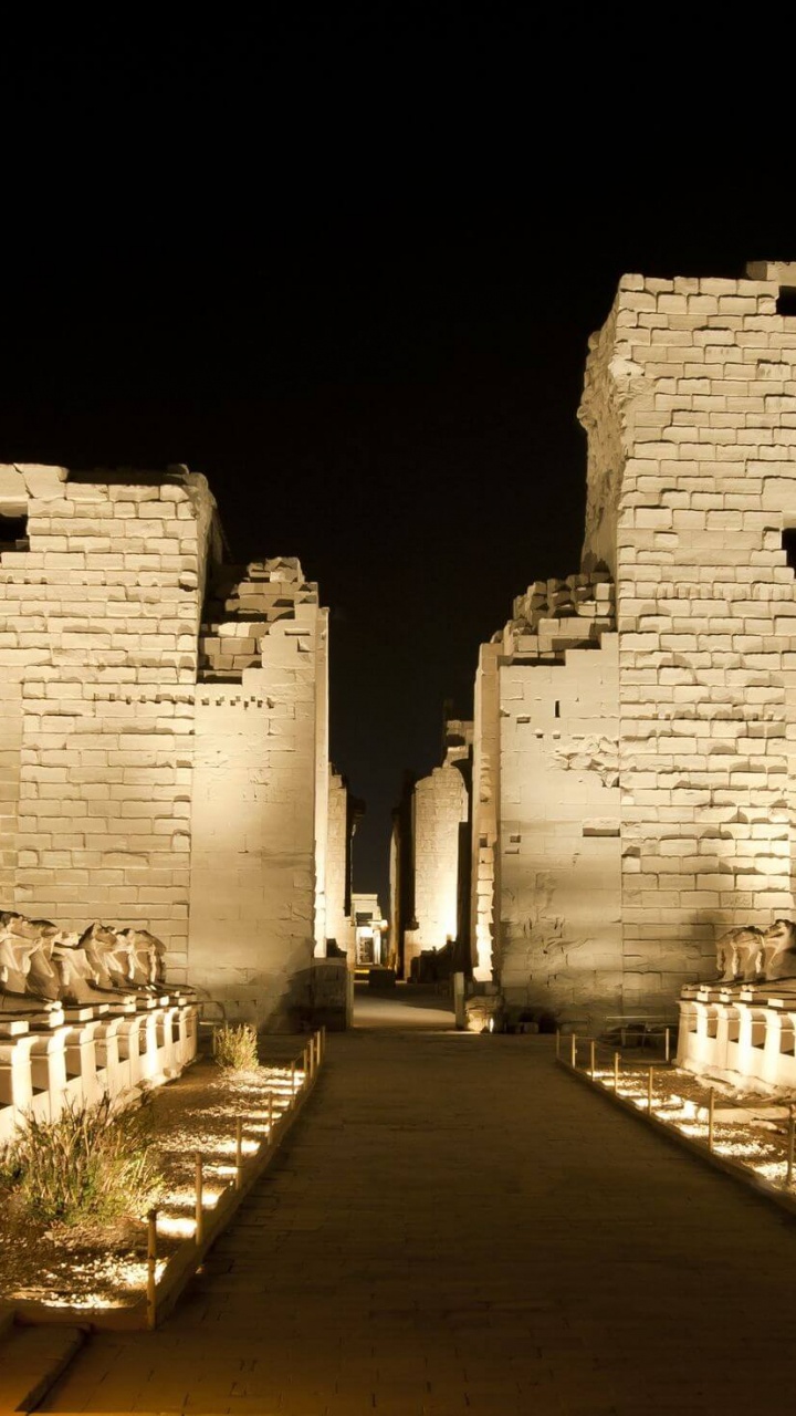 Gente Caminando en la Calle Cerca Del Edificio Durante el Día. Wallpaper in 720x1280 Resolution