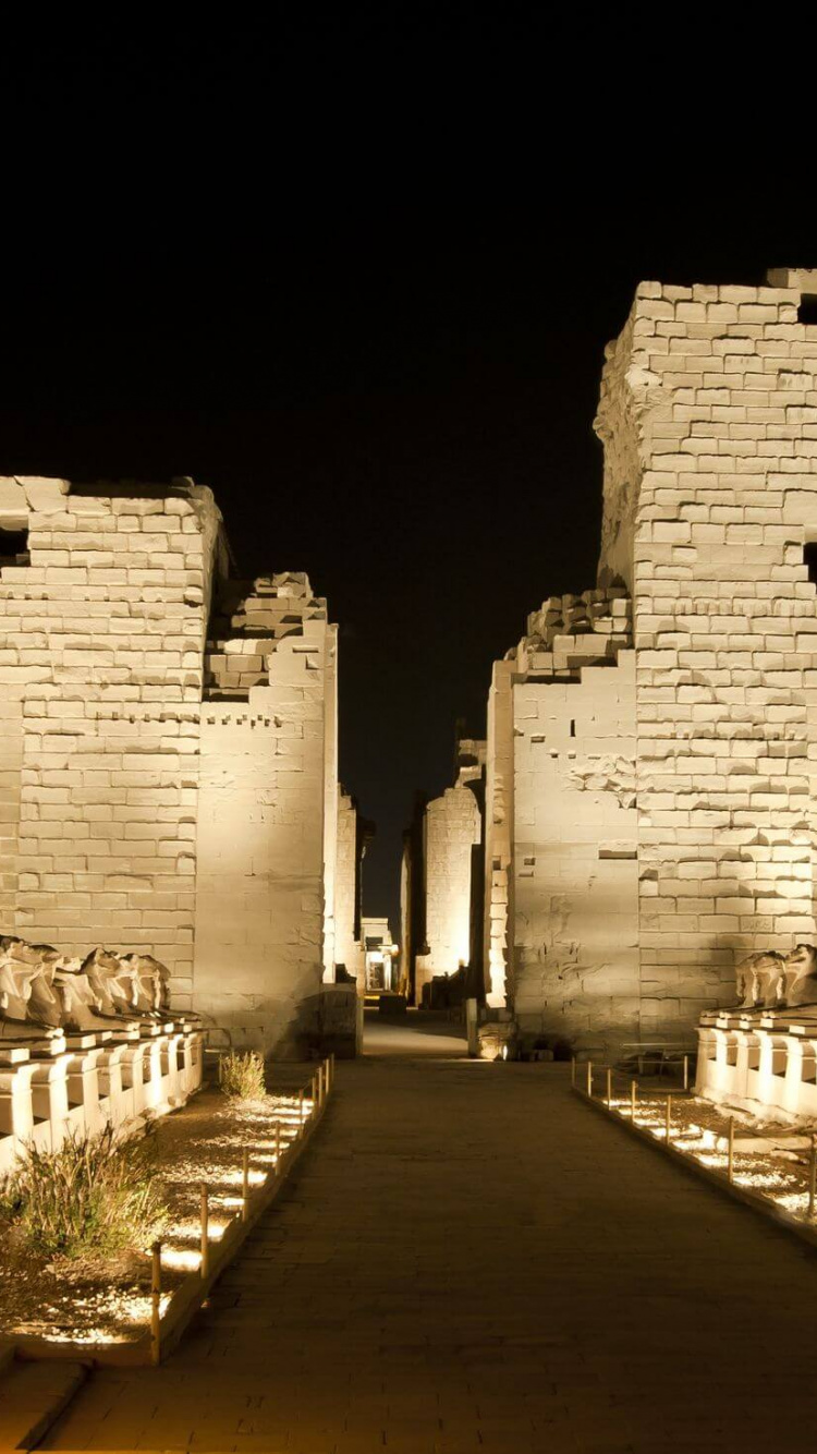 Leute, Die Tagsüber Auf Der Straße in Der Nähe Des Gebäudes Gehen. Wallpaper in 750x1334 Resolution