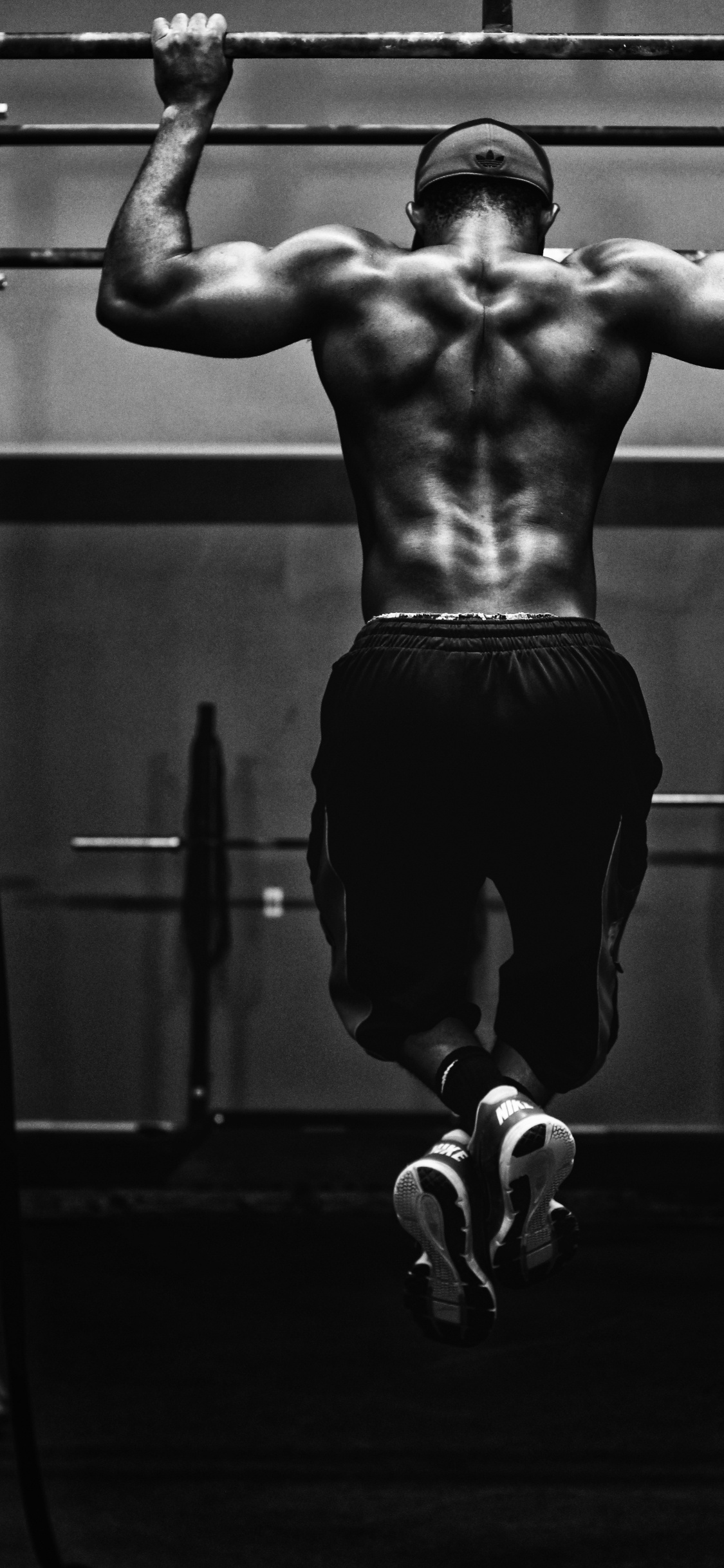 Homme en Short Noir et Baskets Blanches. Wallpaper in 1125x2436 Resolution