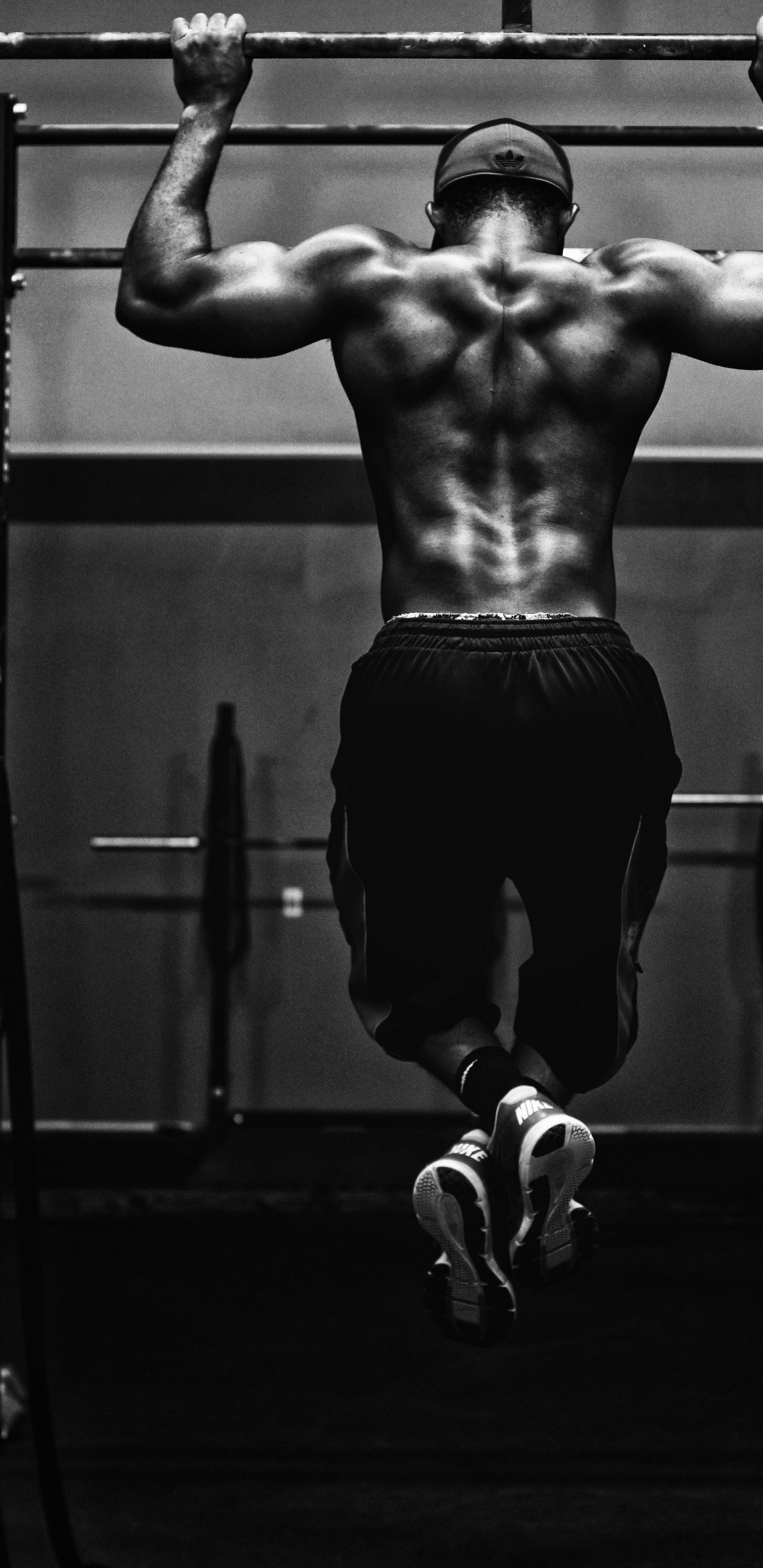 Homme en Short Noir et Baskets Blanches. Wallpaper in 1440x2960 Resolution