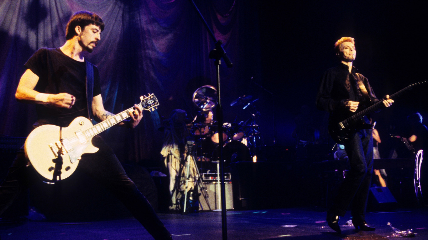 Dave Grohl, Concierto de Rock, Foo Fighters, Rendimiento, Entretenimiento. Wallpaper in 1366x768 Resolution