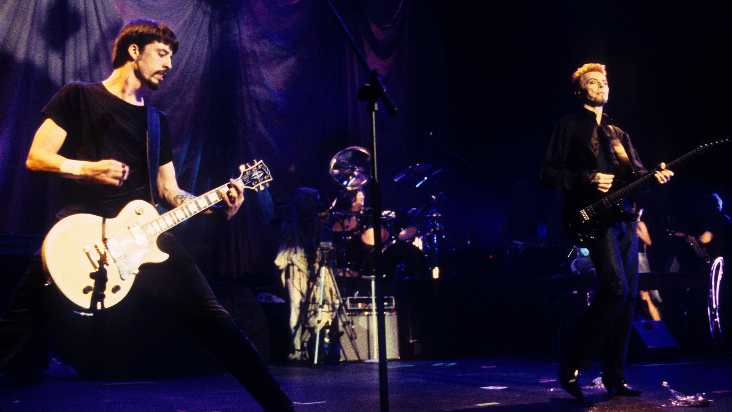 Dave Grohl, Concierto de Rock, Foo Fighters, Rendimiento, Entretenimiento. Wallpaper in 2560x1440 Resolution