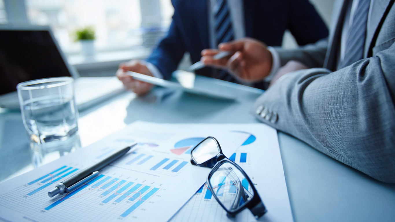 Person, Die Auf Weißem Papier Neben Einer Schwarz Gerahmten Brille Schreibt. Wallpaper in 1366x768 Resolution