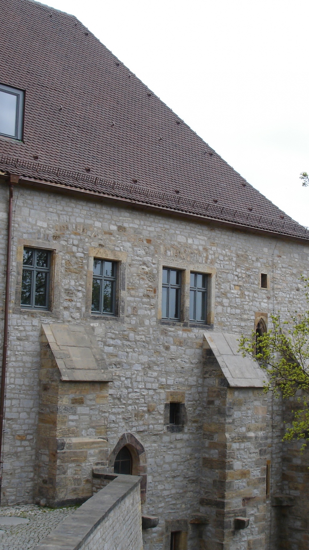 Edificio de Ladrillo Marrón Cerca de Árboles Verdes Durante el Día. Wallpaper in 1080x1920 Resolution