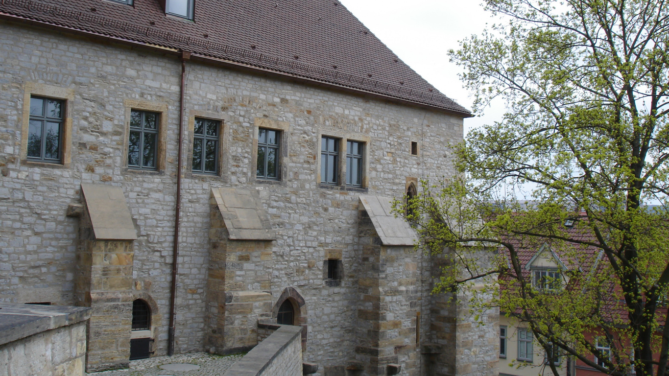 Braunes Backsteingebäude in Der Nähe Von Grünen Bäumen Tagsüber. Wallpaper in 1366x768 Resolution