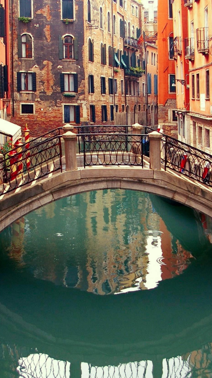 Braun-weißes Betongebäude am Fluss Tagsüber. Wallpaper in 720x1280 Resolution