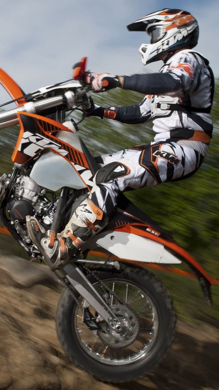Hombre en Traje de Motocross Blanco y Rojo Montando Motocross Dirt Bike. Wallpaper in 720x1280 Resolution