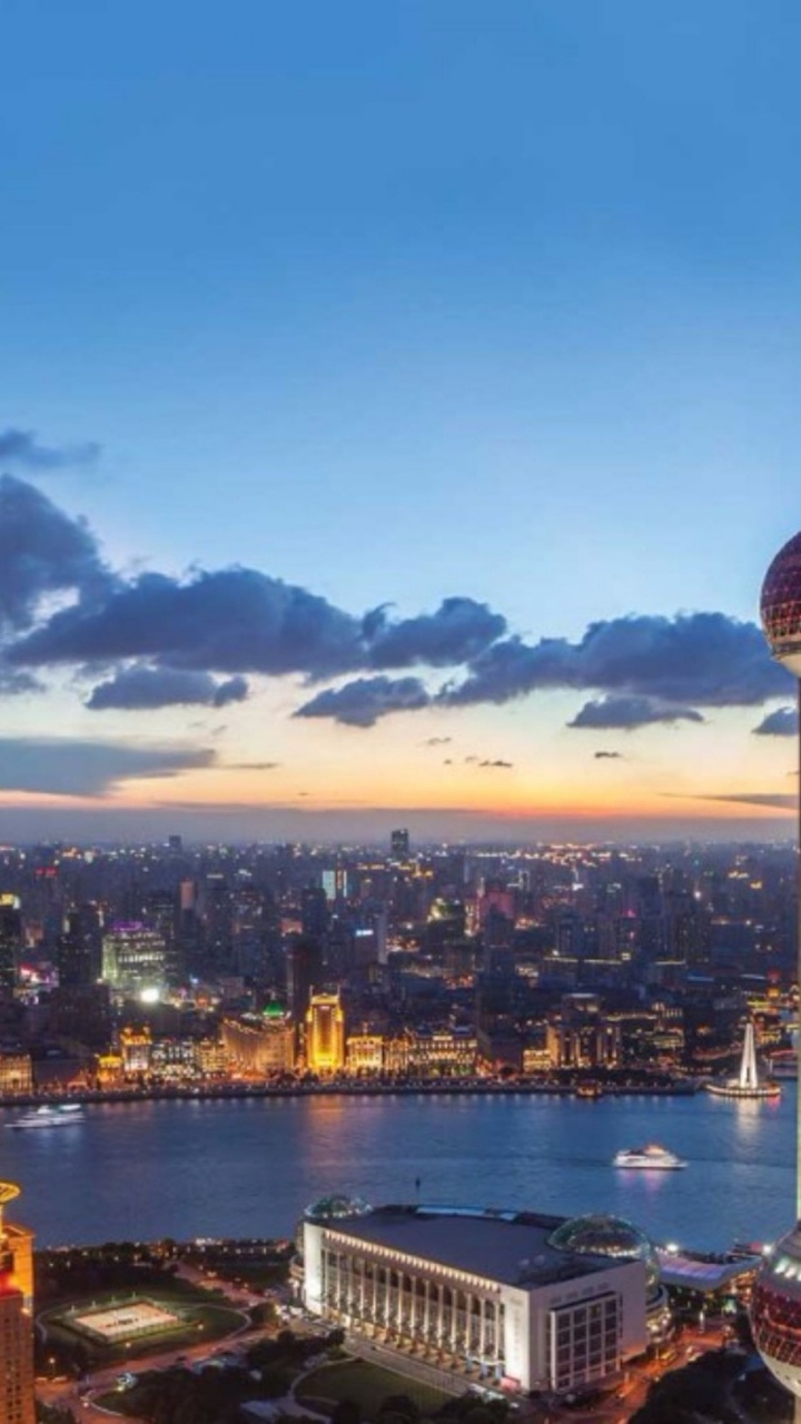 Vista Aérea de Los Edificios de la Ciudad Durante la Noche.. Wallpaper in 720x1280 Resolution
