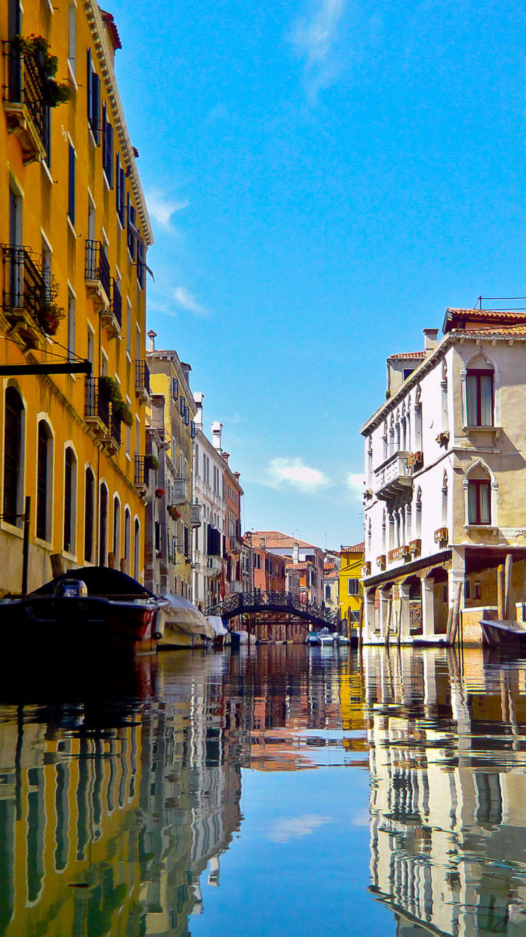 Rivière Entre Les Bâtiments en Béton Sous Ciel Bleu Pendant la Journée. Wallpaper in 750x1334 Resolution