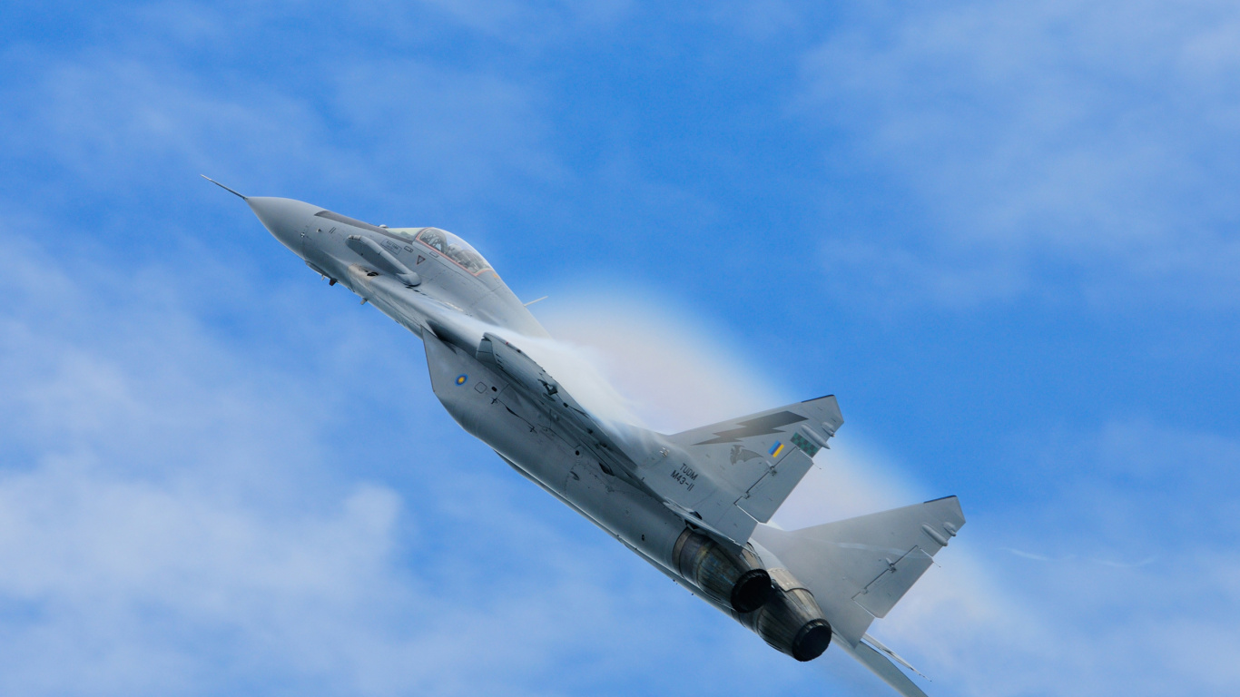 Graues Düsenflugzeug in Der Luft Tagsüber Air. Wallpaper in 1366x768 Resolution