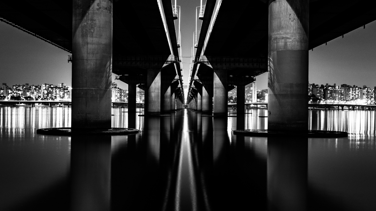 Foto en Escala de Grises Del Puente Sobre el Agua. Wallpaper in 1280x720 Resolution