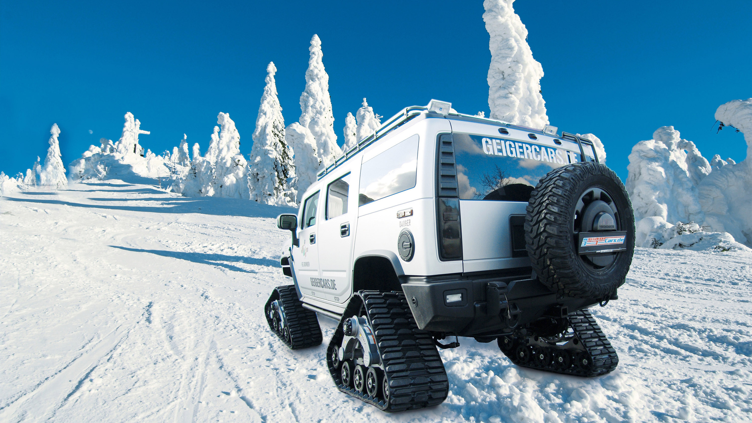 Weißes Geländewagen Auf Schneebedecktem Boden Tagsüber. Wallpaper in 2560x1440 Resolution