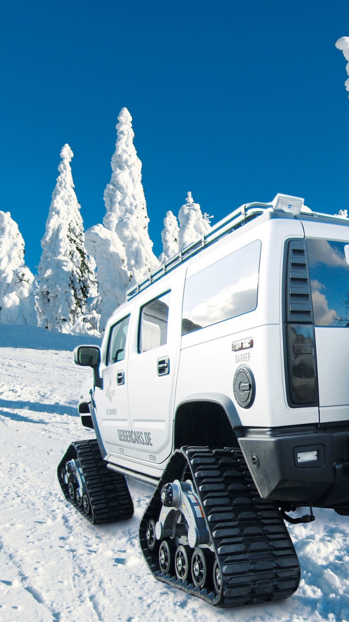 SUV Blanco Sobre Suelo Cubierto de Nieve Durante el Día. Wallpaper in 720x1280 Resolution