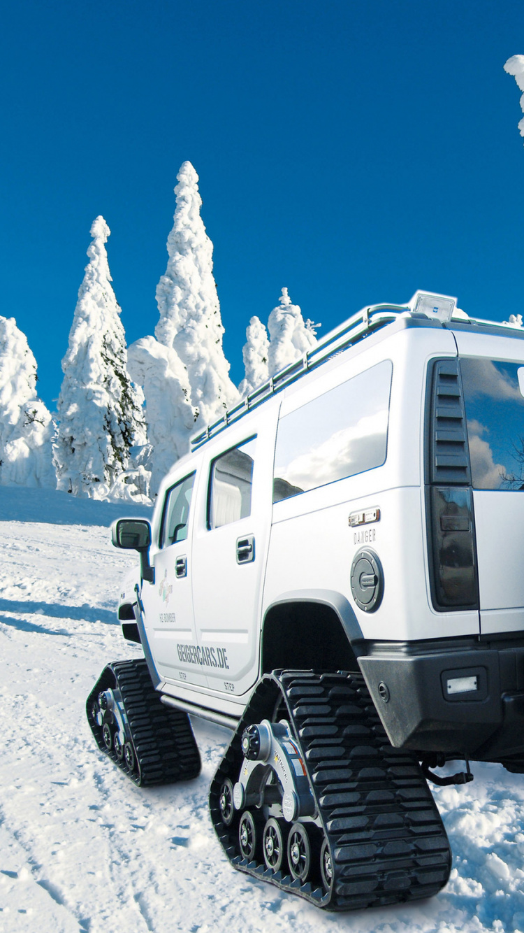 Suv Blanc Sur Sol Couvert de Neige Pendant la Journée. Wallpaper in 750x1334 Resolution