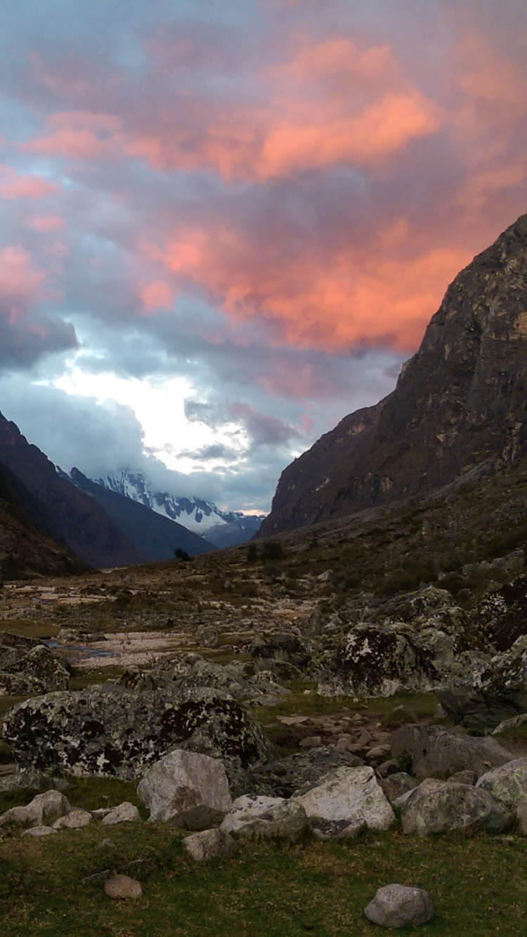 Felsiger Berg Unter Bewölktem Himmel Tagsüber. Wallpaper in 750x1334 Resolution