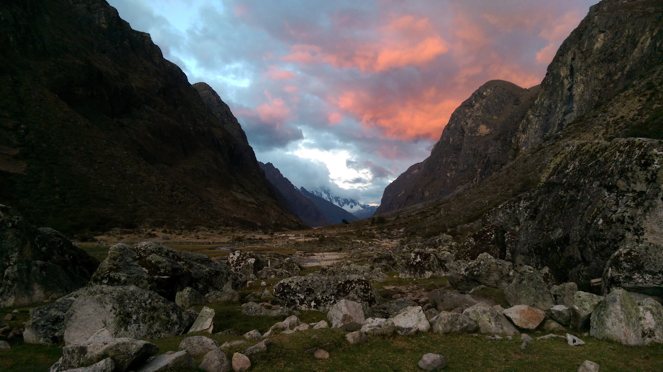 Montaña Rocosa Bajo el Cielo Nublado Durante el Día. Wallpaper in 1366x768 Resolution