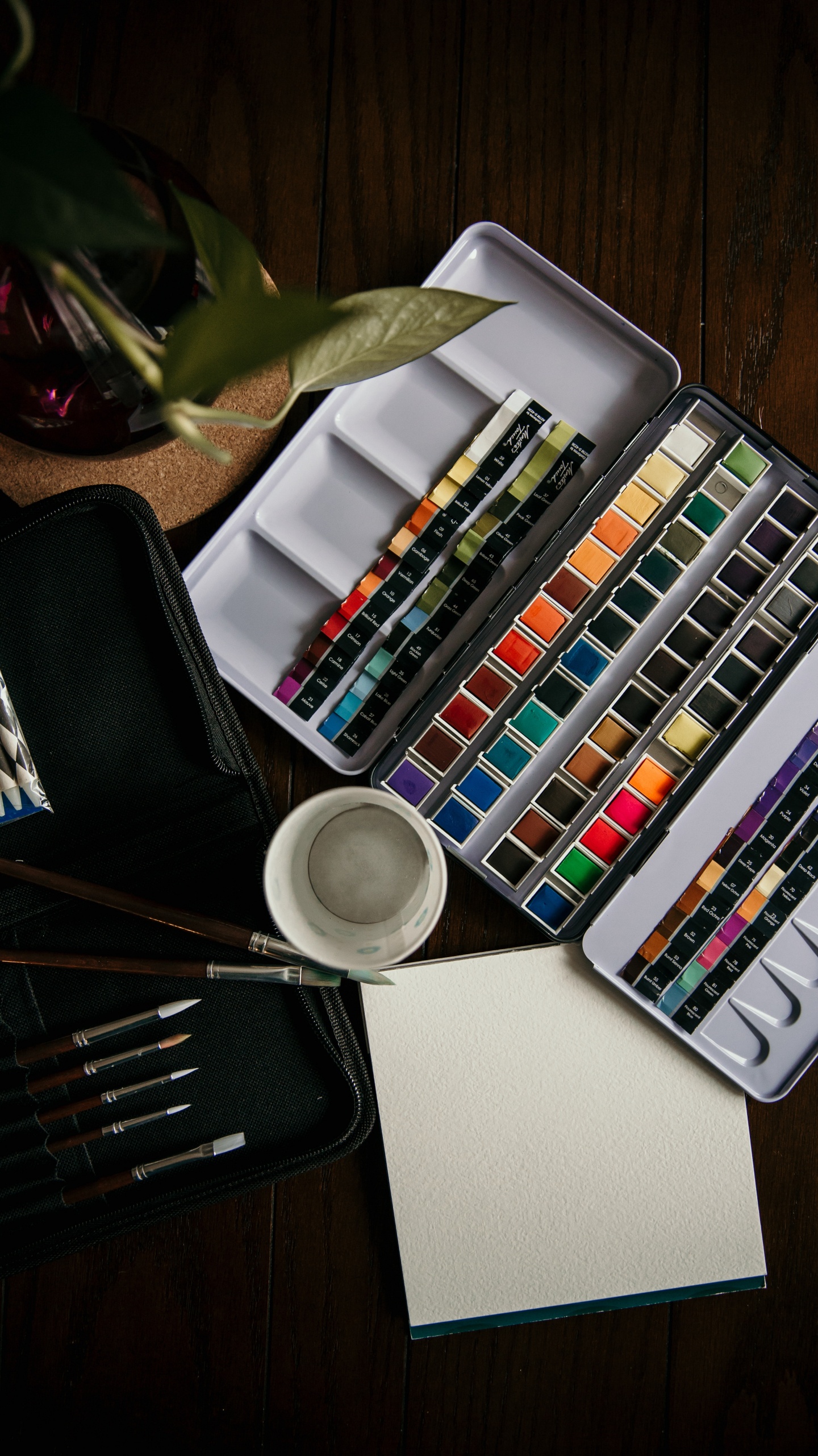 Weißes Und Schwarzes Schachbrett Auf Weißem Tisch. Wallpaper in 1440x2560 Resolution