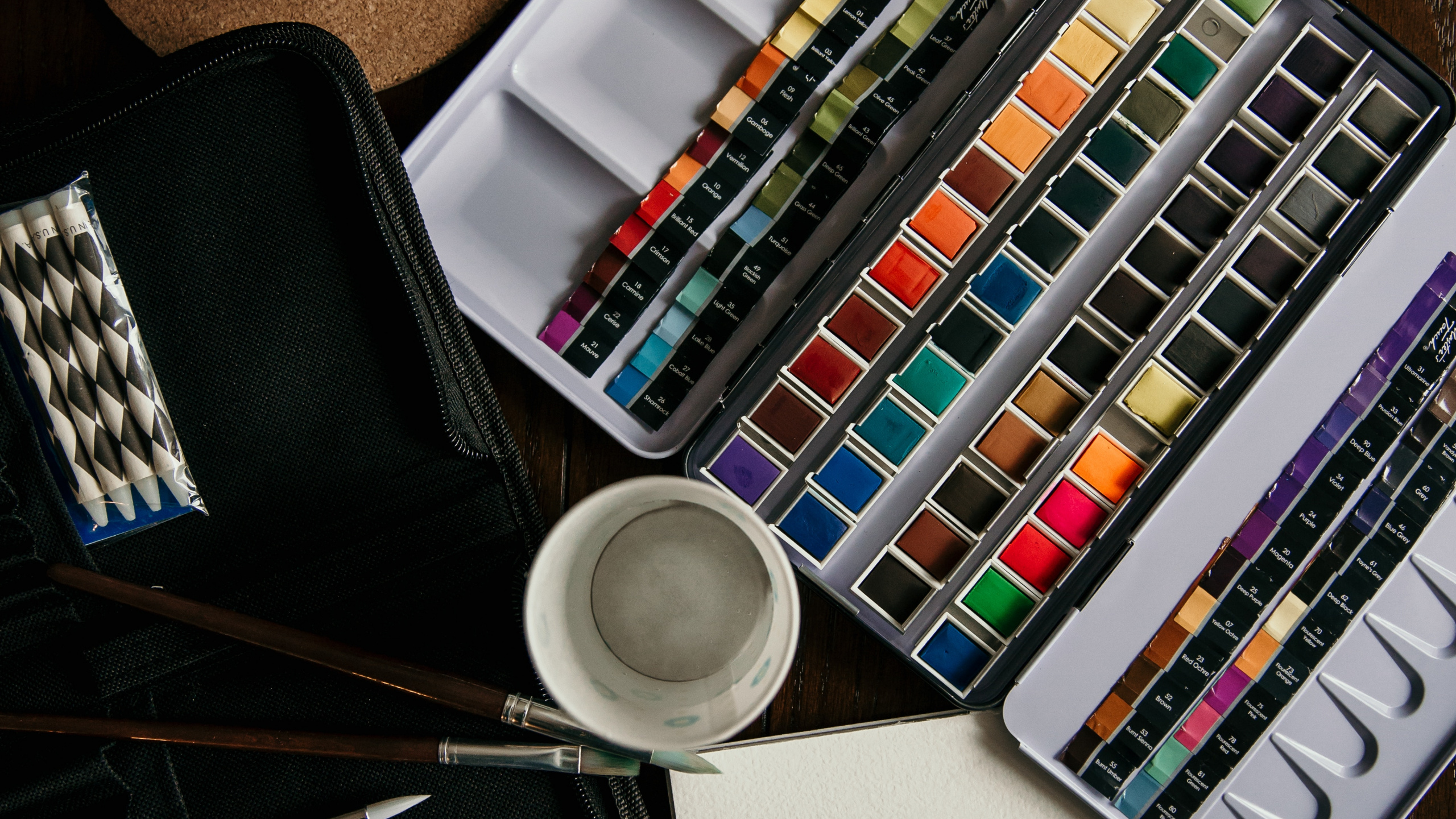 Weißes Und Schwarzes Schachbrett Auf Weißem Tisch. Wallpaper in 2560x1440 Resolution