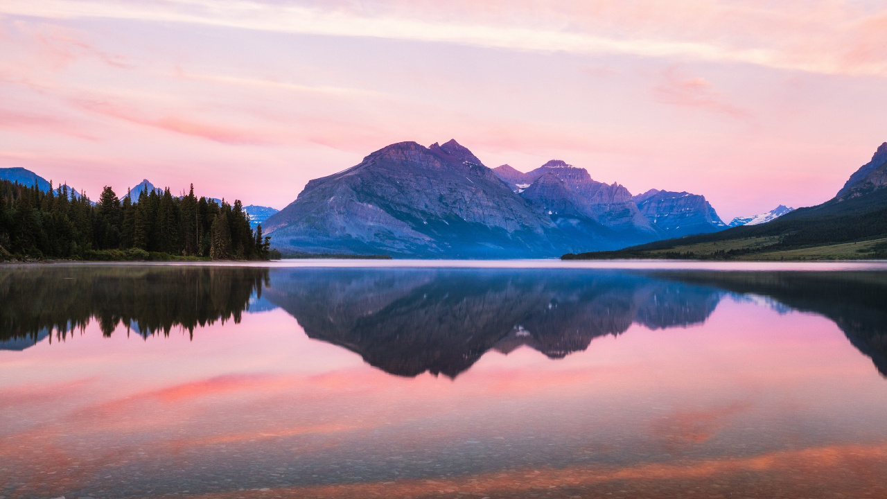 Lac Près de la Montagne Sous un Ciel Nuageux Pendant la Journée. Wallpaper in 1280x720 Resolution