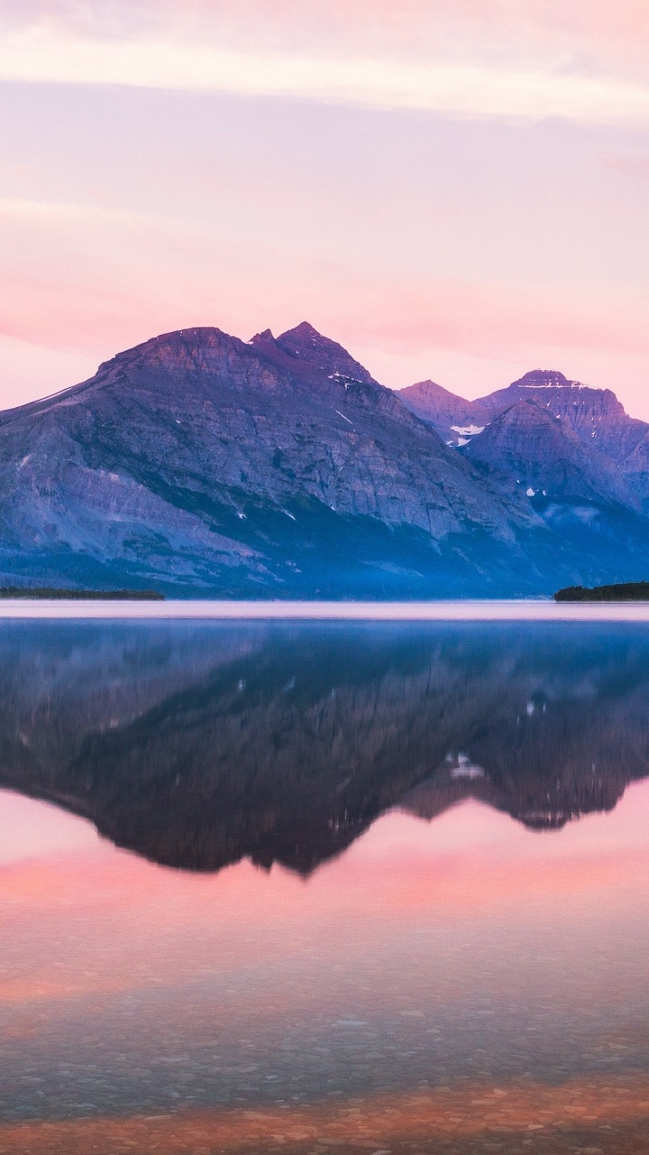 Lac Près de la Montagne Sous un Ciel Nuageux Pendant la Journée. Wallpaper in 720x1280 Resolution